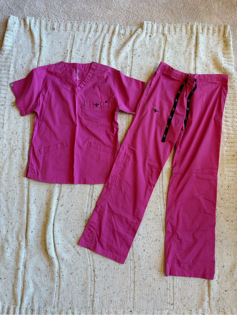 Med Couture E-Z Flex Scrub Set XS | Pink V-Neck Top & Drawstring Pants